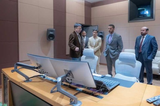 Sultan bin Ahmed visite les Shanghai Film Studios, le Film Park et le stade de Shanghai
