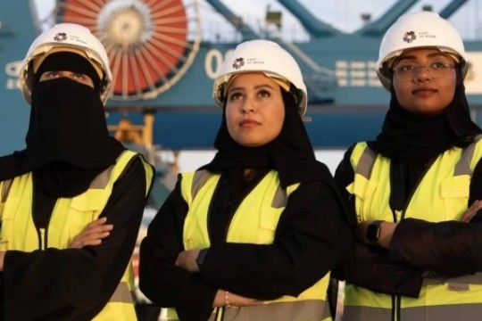 NEOM Port trains 10 Saudi women in remote crane operation