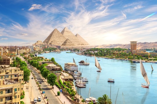 Egypt extends shop closing hours to 11pm until April 27th-Egypt
