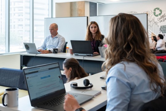 SLB وTotalEnergies يعلنان عن شراكة مدتها 10 سنوات للتعاون في مجال الحلول الرقمية للجيل القادم