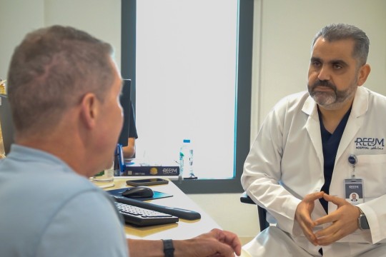 مريض في مستشفى ريم يقطع مسافة 2 كيلومتر في الساعة بعد عملية استبدال مفصل الورك